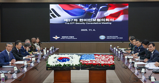 한미 군 당국자들이 4일 서울 국방부에서 제57차 한미안보협의회의를 진행하고 있다. 미국에서는 피트 헤그세스 국방장관, 통역, 존 대니얼 케인 합동참모의장, 새뮤얼 퍼파로 인도·태평양사령관, 제이비어 브런슨 한미연합사령관(왼쪽부터) 등이 참여했다. 한국에서는 안규백 국방부 장관, 통역, 진영승 합참의장, 김성민 한미연합사 부사령관(오른쪽부터) 등이 자리했다. [사진공동취재단]