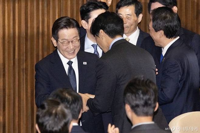 (서울=뉴스1) 국회사진기자단 = 이재명 대통령이 4일 서울 여의도 국회의사당에서 내년도 정부 예산안에 대한 시정연설을 마친 후 본회의장에서 퇴장하며 더불어민주당 의원들과 악수하고 있다.  Copyright (C) 뉴스1. All rights reserved. 무단 전재 및 재배포,  AI학습 이용 금지. /사진=(서울=뉴스1) 국회사진기자단