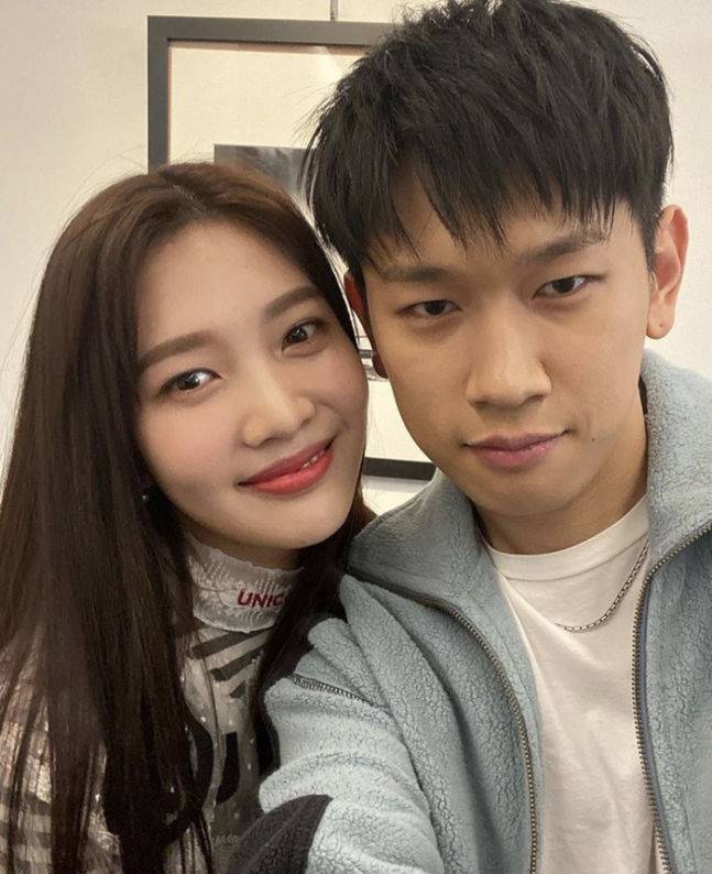 그룹 레드벨벳 조이와 가수 크러쉬가 4년 째 핑크빛을 이어오고 있다. /사진=크러쉬 인스타그램 캡처