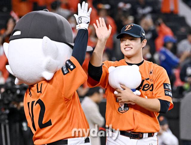 18일 오후 대전광역시 중구 대전 한화생명볼파크에서 진행된 '2025 프로야구 KBO리그 포스트시즌' 플레이오프(PO) 1차전 한화이글스와 삼성라이온즈의 경기. 한화 문동주가 데일리MVP를 수상한 뒤 환호하고 있다./대전=송일섭 기자 andlyu@mydaily.co.kr