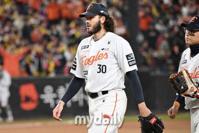 29일 대전 한화생명 볼파크 야구장에서 열린 '2025 신한 SOL 뱅크 KBO 한국시리즈 3차전' LG 트윈스와 한화 이글스 경기. 한화 선발 폰세가 2회초 수비를 마치고 더그아웃으로 들어서고 있다./대전=힌혁승 기자 hanfoto@mydaily.co.kr