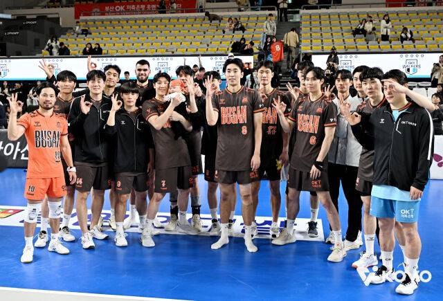 데뷔전 승리 후 단체사진을 찍은 강선규(왼쪽 다섯 번째)./KOVO