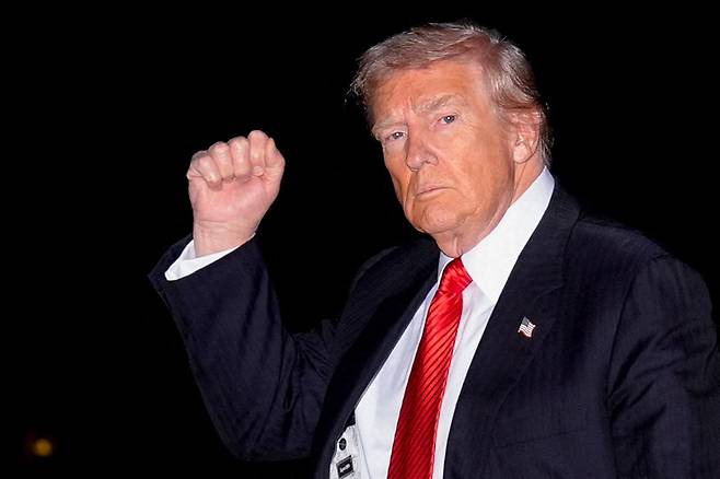 2일(현지시간) 미국 백악관에 도착한 도널드 트럼프 미국 대통령이 손짓하고 있다. [로이터]