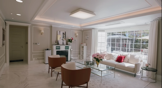 배우 김남주·김승우 부부 집의 거실 모습. 옛날 집 구조는 그대로되, 인테리어를 한 모습이다. [유튜브 ‘김남주’ 영상 캡처]