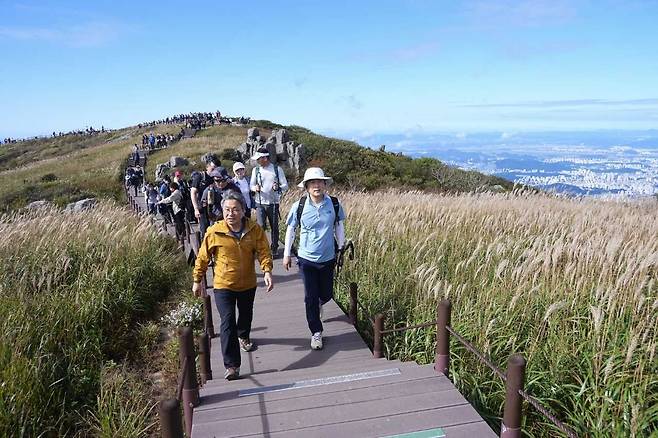 광주광역시(시장 강기정)는 9일 2년 만에 진행된 무등산 정상 개방 행사가 안전사고 없이 성황리에 마무리됐다.