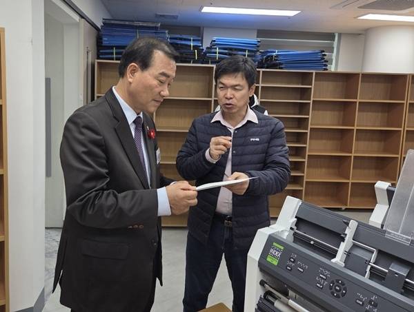 이광일 전남도의회 부의장이 3일 점자도서관을 찾아 개선책을 찾아보고 있다.