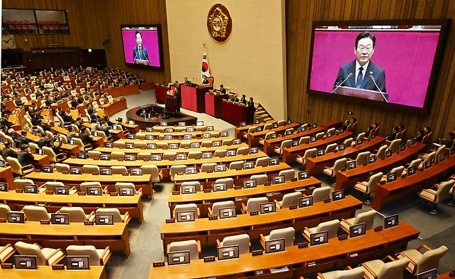 이재명 대통령이 4일 서울 여의도 국회 본회의장에서 내년도 정부 예산안에 대한 시정연설을 하고 있다. 국민의힘 의원들은 추경호 전 원내대표에 대한 구속영장 청구를 규탄하며 본회의장 밖에서 침묵시위를 벌였다. [연합]