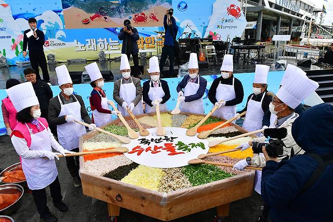 2024 죽변항 수산물축제에서  물회 포퍼먼스가 열리고 있다.[울진군 제공]