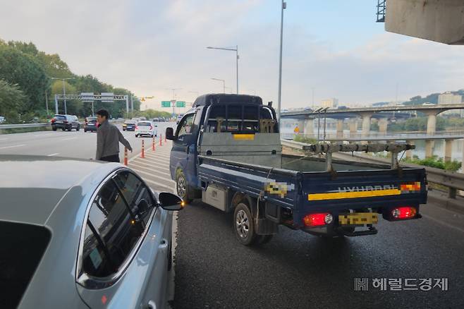 4일 오전 서울경찰청 도시고속순찰대 소속 경찰관이 서울 성동구 동부간선도로 용비교 진입로에서 끼어들기 차량을 단속하고 있다. 이영기 기자