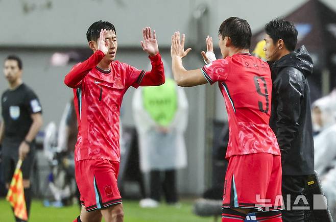 [서울=뉴시스] 황준선 기자 = 10일 서울 마포구 서울월드컵경기장에서 열린 남자 축구 국가대표 10월 A매치 친선전 대한민국과 브라질의 경기, 손흥민이 오현규와 교체하고 있다. 2025.10.10. hwang@newsis.com