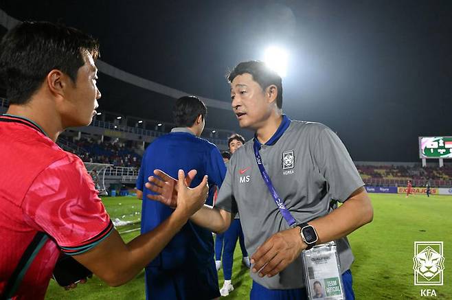 [서울=뉴시스] 9일(현지 시간) 인도네시아 시도아르조 겔로라 델타 경기장에서 열린 2026 아시아축구연맹(AFC) U-23 아시안컵 예선 J조 3차전 한국과 인도네시아 경기 종료 후 이민성 감독이 이승원을 격려하고 있다. 대표팀은 이날 인도네시아에 1-0으로 승리해 U-23 아시안컵 본선에 조 1위로 진출했다. (사진=대한축구협회 제공) 2025.09.10. photo@newsis.com *재판매 및 DB 금지