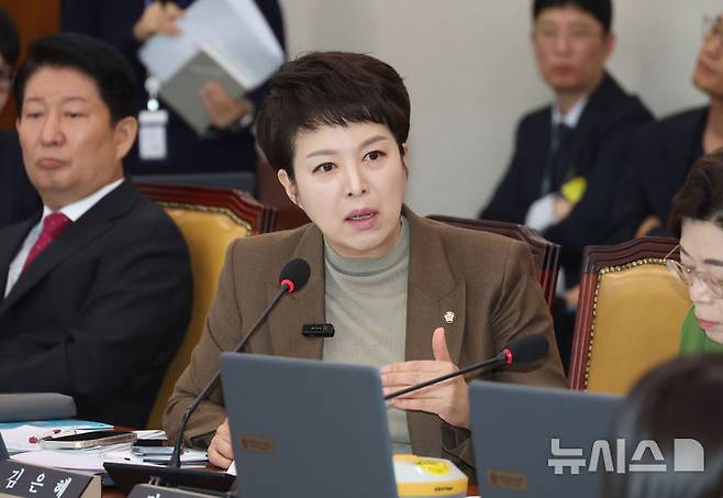 [서울=뉴시스] 고승민 기자 = 김은혜 국민의힘 의원이 23일 서울 여의도 국회에서 열린 국토교통위원회의 한국부동산원 등 국정감사에서 질의하고 있다. 2025.10.23. kkssmm99@newsis.com