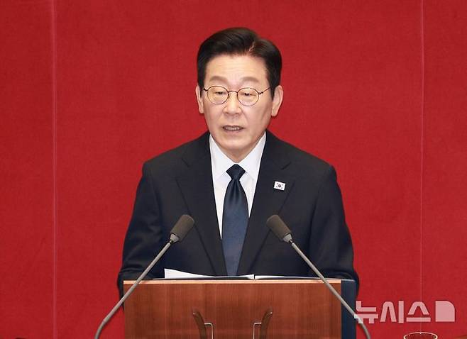 [서울=뉴시스] 고범준 기자 = 이재명 대통령이 4일 서울 여의도 국회에서 2026년도 정부 예산안에 대한 시정연설을 하고 있다. 2025.11.04. bjko@newsis.com