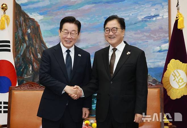 [서울=뉴시스] 고범준 기자 = 이재명 대통령이 4일 서울 여의도 국회에서 2026년도 정부 예산안에 대한 시정연설에 앞서 우원식 국회의장과 사전환담 하며 악수하고 있다. 2025.11.04. bjko@newsis.com