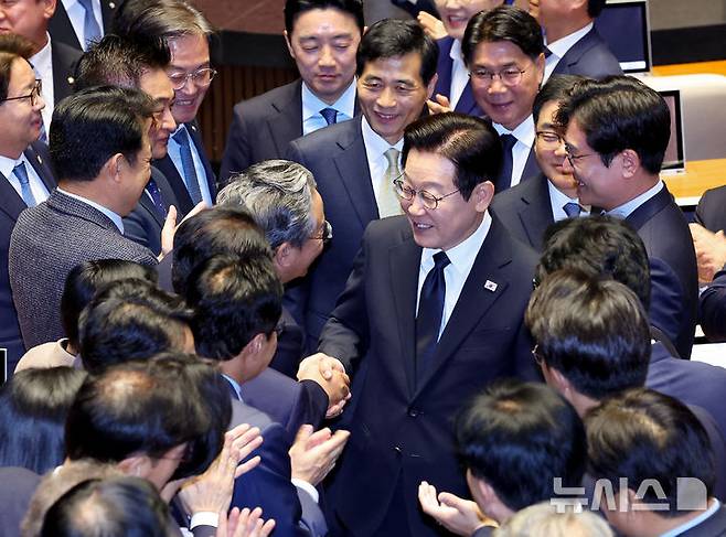 [서울=뉴시스] 고범준 기자 = 이재명 대통령이 4일 서울 여의도 국회에서 2026년도 정부 예산안에 대한 시정연설을 마치고 더불어민주당 의원들과 인사하고 있다. 2025.11.04. bjko@newsis.com