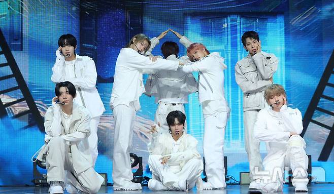 [서울=뉴시스] 김혜진 기자 = 그룹 아홉이 4일 오후 서울 광진구 예스24라이브홀에서 열린 두 번째 미니앨범 '더 패시지' 발매 기념 쇼케이스에서 무대를 선보이고 있다. 2025.11.04. jini@newsis.com