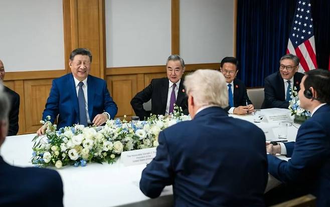 [서울=뉴시스] 시진핑 중국 국가주석이 지난달 30일 도널드 트럼프 미국 대통령과 회담하면서 트럼프 대통령이 보여준 종이 메모를 보고 두 눈을 감고 파안대소하는 장면. 백악관은 1일 정상회담과 관련한 사진 42장을 홈페이지 ‘갤러리’에 올리면서 이 사진도 포함시켰다.(출처: 백악관 홈페이지) 2025.11.04. *재판매 및 DB 금지