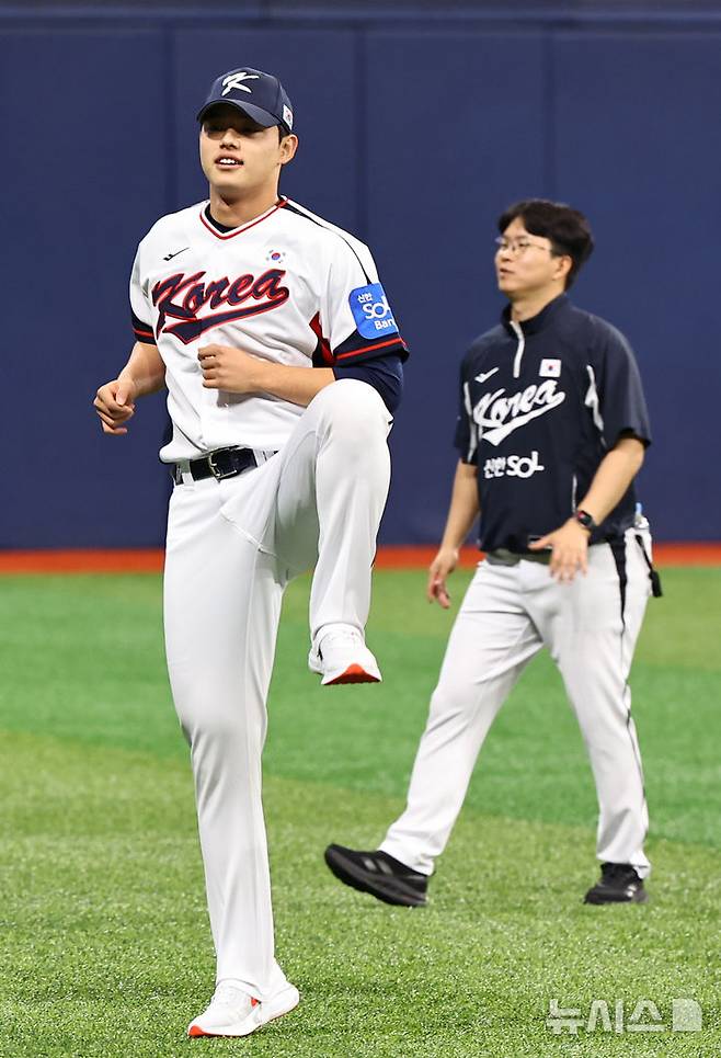 [서울=뉴시스] 최진석 기자 = 야구 국가대표팀 문동주가 4일 서울 고척스카이돔에서 열린 훈련에서 몸을 풀고 있다. 2025.11.04. myjs@newsis.com
