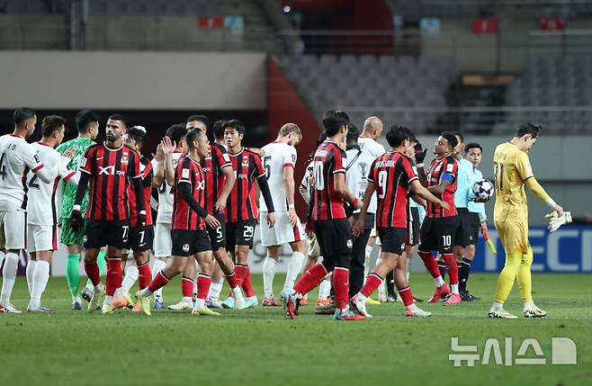 [서울=뉴시스] 조성우 기자 = 4일 오후 서울 마포구 서울월드컵경기장에서 열린 2025-2026 아시아축구연맹(AFC) 챔피언스리그 엘리트(ACLE) 리그 스테이지 4차전 FC서울과 청두 룽청의 경기, 양팀 선수들이 0-0으로 경기를 마친 뒤 인사를 나누고 있다. 2025.11.04. xconfind@newsis.com
