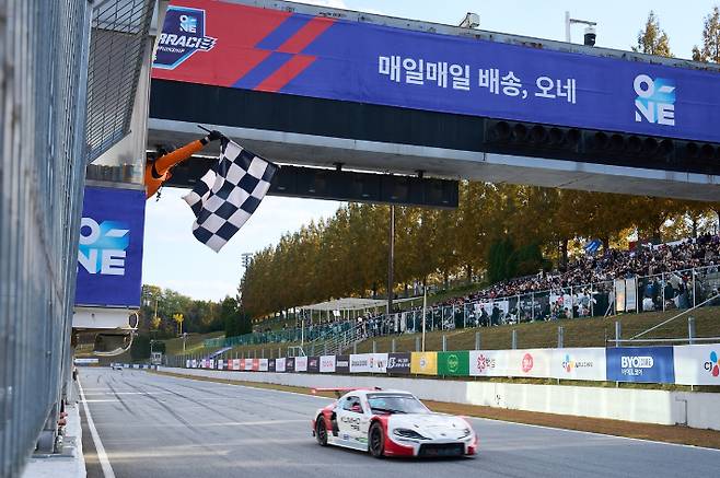 가장 먼저 결승선을 통과하는 이창욱. 슈퍼레이스