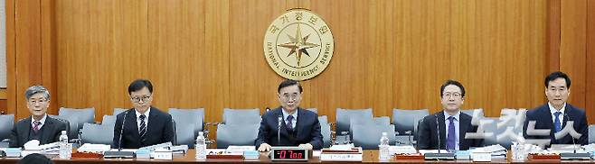 국정원 김희수 기획조정실장(왼쪽부터), 이동수 제1차장, 이종석 원장, 김호홍 제2차장, 김창섭 제3차장이 4일 서울 서초구 내곡동 국가정보원에서 열린 국회 정보위원회 국정원에 대한 국정감사에 출석해 있다. 국회사진기자단