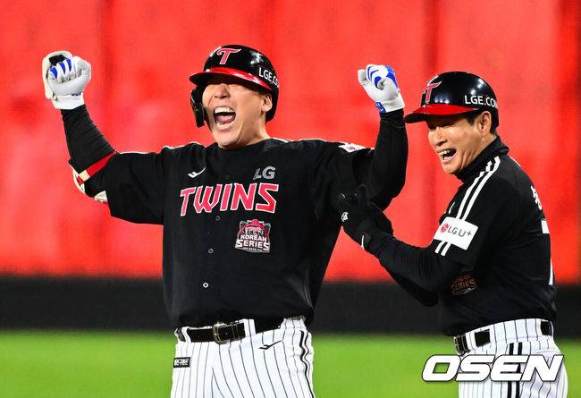 [OSEN=대전, 지형준 기자] 30일 대전 한화생명볼파크에서 2025 신한 SOL Bank KBO리그 포스트시즌 한국시리즈 4차전 한화 이글스와 LG 트윈스의 경기가 열렸다.이날 경기에 한화는 와이스를, LG는 치리노스를 선발투수로 내세웠다. 9회초 2사 2,3루에서 LG 김현수가 역전 2타점 우전 적시타를 날리며 기뻐하고 있다. 2025.10.30 / jpnews@osen.co.kr