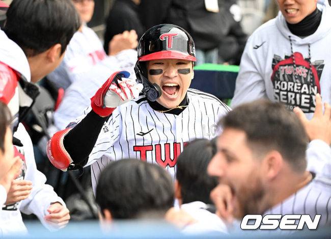 [OSEN=잠실, 이대선 기자] 26일 오후 서울 잠실야구장에서 2025 신한 SOL Bank KBO리그 포스트시즌 한국시리즈 1차전 LG 트윈스와 한화 이글스의 경기가 열렸다.LG는 앤더스 톨허스트, 한화는 문동주를 선발 투수로 내세웠다.5회말 무사에서 LG 박해민이 우월 솔로 홈런을 치고 더그아웃에서 환호하고 있다. 2025.10.26 /sunday@osen.co.kr