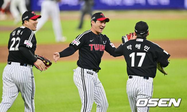 [OSEN=대전, 박준형 기자] 31일 대전 한화생명볼파크에서 2025 신한 SOL Bank KBO리그 포스트시즌 한국시리즈 5차전 한화 이글스와 LG 트윈스의 경기가 열렸다.이날 경기에 한화는 문동주를, LG는 톨허스트를 선발투수로 내세웠다. 4회말 이닝종료 후 LG 오지환과 김현수가 최재훈의 타구를 잡아낸 박해민과 하이파이브하고 있다.   2025.10.31 / soul1014@osen.co.kr