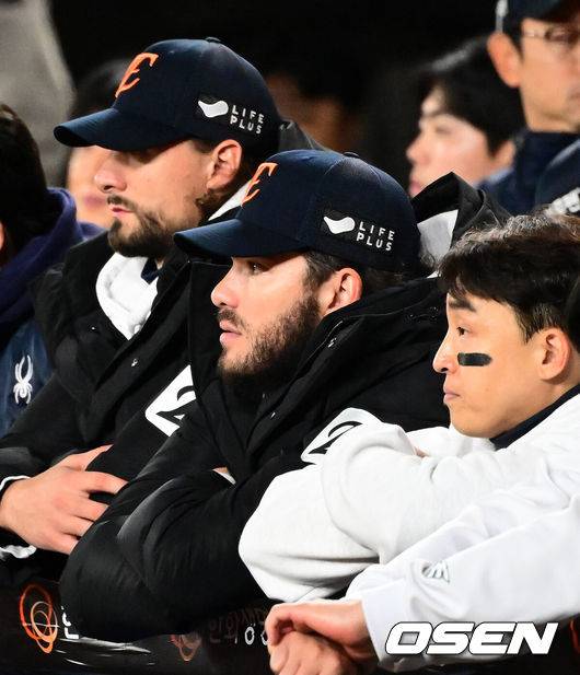 [OSEN=대전, 지형준 기자] 이변은 없었다. 2025시즌 우승팀은 무적 LG 트윈스다. 프로야구 LG 트윈스는 31일 대전 한화생명볼파크에서 열린 2025 신한 SOL뱅크 KBO 한국시리즈(7전 4선승제) 한화 이글스와의 5차전에서 4-1로 승리했다.정규시즌 1위 LG는 시리즈 전적 4승 1패로 통합우승 금자탑을 쌓았다. LG의 통합우승은 1990년, 1994년, 2023년에 이은 통산 4번째로, 염경엽 감독은 2023년 부임 후 3년 사이 팀을 두 차례나 정상에 올려놓는 위대한 업적을 달성했다. 2023년 1위, 2024년 3위, 2025년 1위로 KBO리그에 트윈스 왕조 시대를 활짝 열었다. 반면 2위 한화는 플레이오프를 거쳐 2006년 이후 19년 만에 한국시리즈 무대를 밟았지만, LG의 벽을 넘지 못하며 1999년 이후 26년 만에 통산 두 번째 우승이 무산됐다. 9회말 한화 와이스, 폰세, 손아섭이 아쉬운 표정으로 경기를 지켜보고 있다. 2025.10.31 /jpnews@osen.co.kr