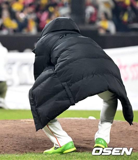 [OSEN=대전, 이대선 기자] 이변은 없었다. 2025시즌 우승팀은 무적 LG 트윈스다. 프로야구 LG 트윈스는 31일 대전 한화생명볼파크에서 열린 2025 신한 SOL뱅크 KBO 한국시리즈(7전 4선승제) 한화 이글스와의 5차전에서 4-1로 승리했다.정규시즌 1위 LG는 시리즈 전적 4승 1패로 통합우승 금자탑을 쌓았다. LG의 통합우승은 1990년, 1994년, 2023년에 이은 통산 4번째로, 염경엽 감독은 2023년 부임 후 3년 사이 팀을 두 차례나 정상에 올려놓는 위대한 업적을 달성했다. 2023년 1위, 2024년 3위, 2025년 1위로 KBO리그에 트윈스 왕조 시대를 활짝 열었다. 반면 2위 한화는 플레이오프를 거쳐 2006년 이후 19년 만에 한국시리즈 무대를 밟았지만, LG의 벽을 넘지 못하며 1999년 이후 26년 만에 통산 두 번째 우승이 무산됐다. 경기 종료 후 한화 폰세가 마운드 흙을 가져가고 있다. 2025.10.31 /sunday@osen.co.kr