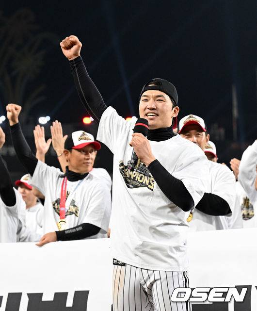 [OSEN=대전, 이대선 기자] 이변은 없었다. 2025시즌 우승팀은 무적 LG 트윈스다.&nbsp;프로야구 LG 트윈스는 31일 대전 한화생명볼파크에서 열린 2025 신한 SOL뱅크 KBO 한국시리즈(7전 4선승제) 한화 이글스와의 5차전에서 4-1로 승리했다.정규시즌 1위 LG는 시리즈 전적 4승 1패로 통합우승 금자탑을 쌓았다. LG의 통합우승은 1990년, 1994년, 2023년에 이은 통산 4번째로, 염경엽 감독은 2023년 부임 후 3년 사이 팀을 두 차례나 정상에&nbsp;올려놓는 위대한 업적을 달성했다. 2023년 1위, 2024년 3위, 2025년 1위로 KBO리그에 트윈스 왕조 시대를 활짝 열었다.&nbsp;반면 2위 한화는 플레이오프를 거쳐 2006년 이후 19년 만에 한국시리즈 무대를 밟았지만, LG의 벽을 넘지 못하며 1999년 이후 26년 만에 통산 두 번째 우승이 무산됐다.&nbsp;LG 박해민이 환호하고 있다. 2025.10.31 /sunday@osen.co.kr