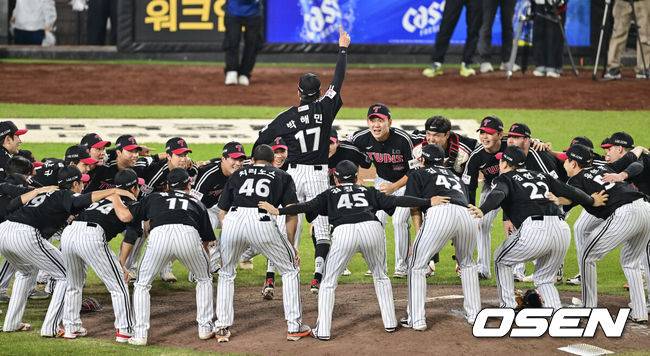 [OSEN=대전, 박준형 기자]  이변은 없었다. 2025시즌 우승팀은 무적 LG 트윈스다.&nbsp;프로야구 LG 트윈스는 31일 대전 한화생명볼파크에서 열린 2025 신한 SOL뱅크 KBO 한국시리즈(7전 4선승제) 한화 이글스와의 5차전에서 4-1로 승리했다.통합우승 후 LG 선수들이 세리머니를 하고 있다.  2025.10.31 / soul1014@osen.co.kr