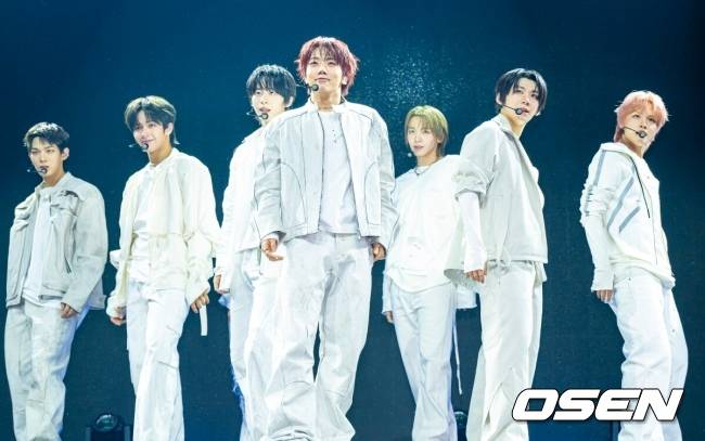 [OSEN=박준형 기자] 4일 서울 광장동 예스24 라이브홀에서 그룹 아홉(AHOF)의 두 번째 미니앨범 'The Passage(더 패시지)' 쇼케이스가 진행됐다.  아홉(스티븐, 서정우, 차웅기, 장슈아이보, 박한, 제이엘, 박주원, 즈언, 다이스케)의 이번 '더 패시지' 앨범은 타이틀곡 '피노키오는 거짓말을 싫어해'를 포함해 총 다섯 개의 곡이 수록됐다.  그룹 아홉이 포즈를 취하고 있다. 2025.11.04 / soul1014@osen.co.kr