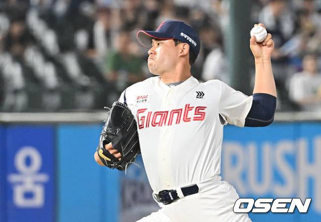 [OSEN=부산, 이석우 기자] 8일 부산 사직야구장에서 2025 신한 SOL 뱅크 KBO 리그 롯데 자이언츠와 두산 베어스의 경기가 열렸다. 홈팀 롯데는 홍민기가, 방문팀 두산은 최민석이 선발 출전했다.롯데 자이언츠 김진욱이 역투하고 있다. 2025.07.08 / foto0307@osen.co.kr