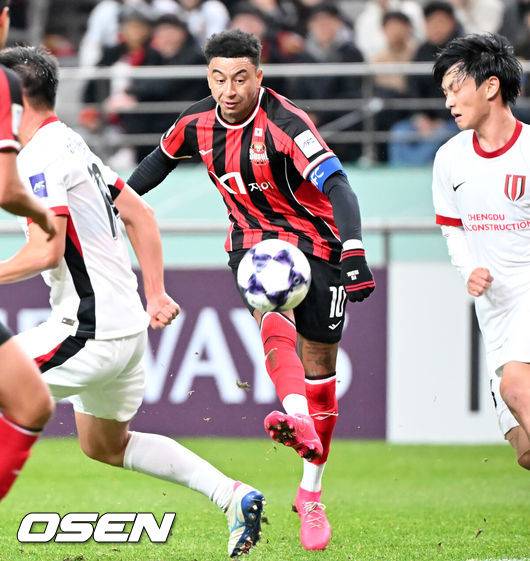 [OSEN=서울월드컵경기장, 민경훈 기자] 4일 오후 서울 상암동 서울월드컵경기장에서 '2025-2026 아시아축구연맹(AFC) 챔피언스리그 엘리트(ACLE) 리그'&nbsp; 스테이지 4차전 FC서울과 청두 룽청의 경기가 진행됐다.서울은 ACLE 앞선 3경기에서 1승 1무 1패를 거둬 12개 팀 중 6위에 올라가 있다.전반 서울 린가드가 슛을 때리고 있다. 2025.11.04 / rumi@osen.co.kr