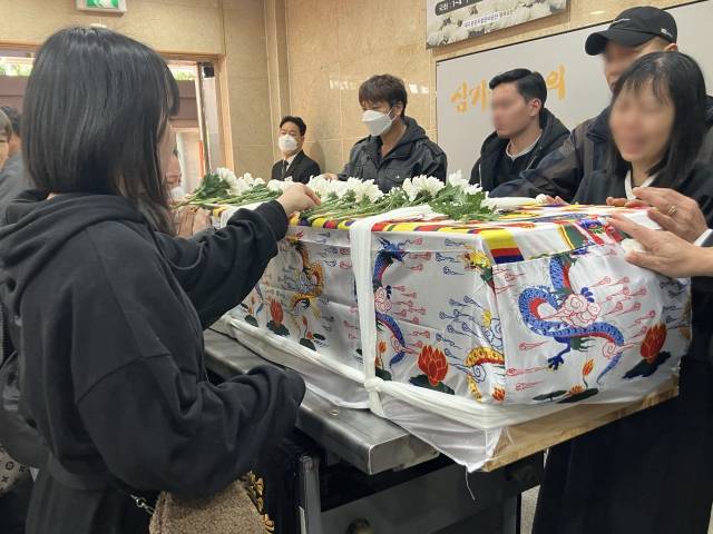 ▲10월 31일 대구명복공원 뚜(가명) 씨의 관이 화장로에 들어서기 전, 가족과 친지들이 고인과 인사를 하고 있다. ⓒ프레시안(손가영)