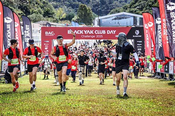 신호와 함께 엘리시안 강촌 리조트의 출발선을 박차고 나오는 참가자들.