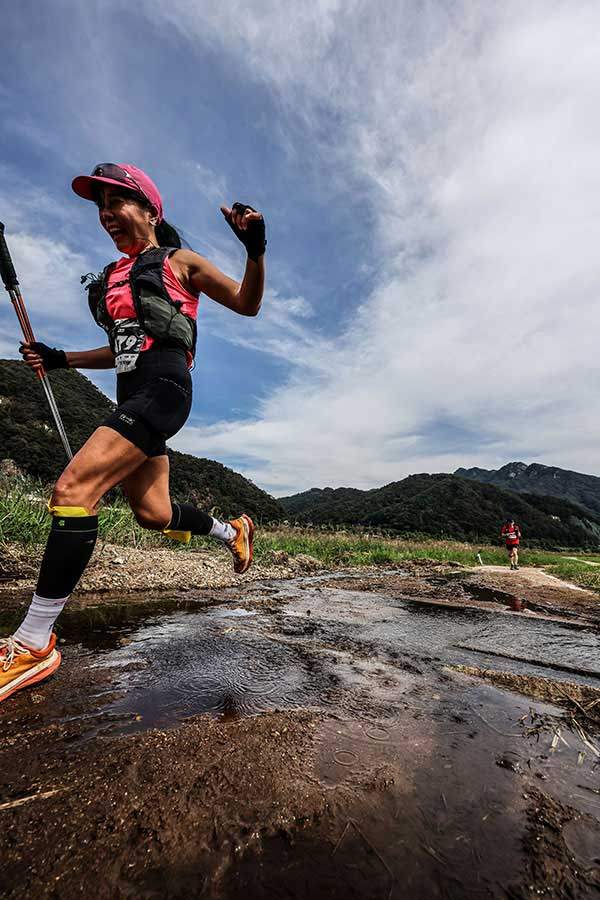 화이팅 넘치는 얼굴과 동작으로 클럽데이를 즐기는 BAC 회원들.
