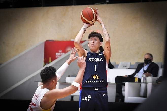 한국 농구 국가대표 최준용이 2022년 7월  인도네시아 자카르타에서 열린 2022 국제농구연맹(FIBA) 아시아컵 중국과의 조별예선에서 슛하고 있다. 대한민국농구협회 제공