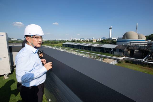 김성환 환경부 장관이 지난 7월 25일 충남 아산시 소재 바이오가스 생산 시설을 둘러보고 있다.뉴스1