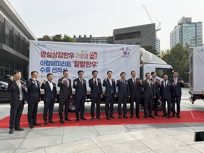 경북 상주축산농협은 지난달 30일 농협중앙회 본관에서 명실상감한우 아랍에미리트(UAE) 할랄한우 수출 선적식을 개최하고, 파이팅을 외치고 있다. ⓒ상주시 제공