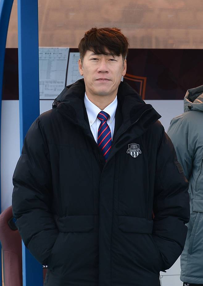 김은중 수원FC 감독은 팀의 5년 연속 K리그1 잔류를 이뤄내려면 국내 선수들의 분발이 필요하다고 말한다. 올해 팀의 50골 중 35골이 싸박, 윌리안, 루안 등 외국인 선수들의 발끝에서 나왔지만 이들이 막힌 경기에선 1승에 그쳤기 때문이다. 사진제공│한국프로축구연맹