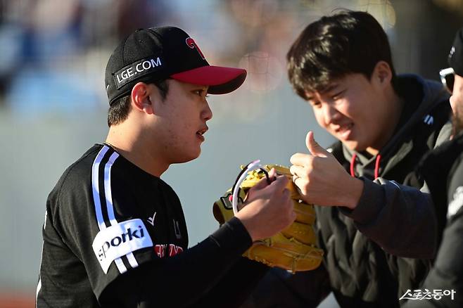 LG 김윤식(왼쪽)은 현재 사회복무요원으로 군 문제를 해결하고 있다. 내년 4월 전역해 실전 투입될 예정이다. 스포츠동아DB