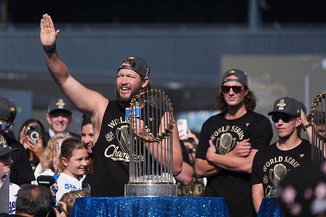 클레이튼 커쇼(왼쪽)가&nbsp;4일(한국시간) 미국 캘리포니아주 LA에서 열린&nbsp;월드시리즈&nbsp;우승 기념&nbsp;행사에서 팬들의 환호에 응답하며 우승 소감을 밝히고 있다.&nbsp;LA(미 캘리포니아주)｜AP뉴시스