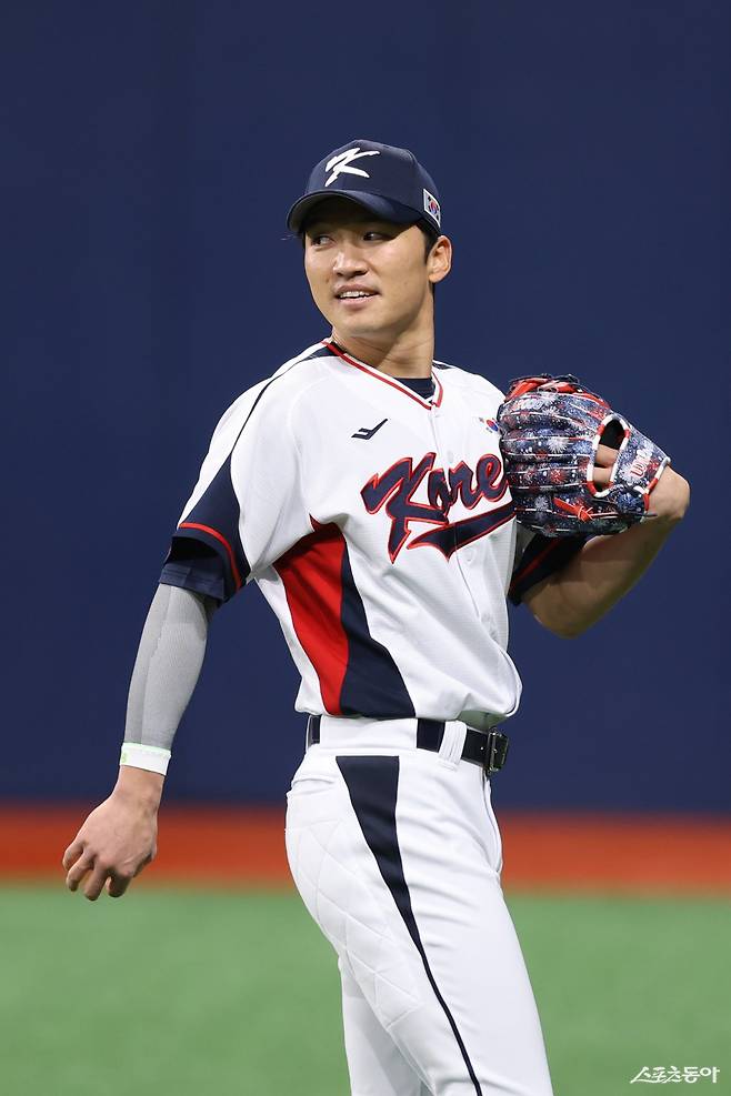 LG 박해민은 올해 팀의 주장을 맡아 통합우승을 이끌고 ‘K-베이스볼시리즈’ 대표팀 캡틴이 됐다. 이제는 국가대표 선수단의 리더로서 선수들을 하나로 묶는 리더십을 발휘해야 한다. 4일 고척스카이돔에서 진행된 대표팀 훈련 도중 미소짓는 박해민. 사진제공｜KBO