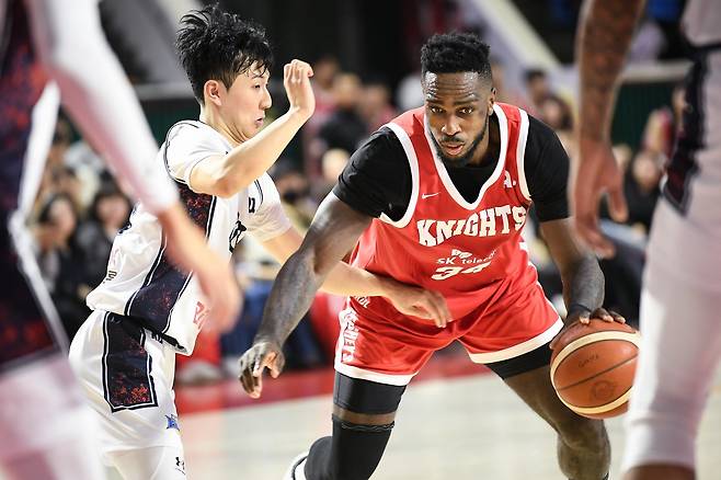 SK 자밀 워니(오른쪽)는 4일 잠실서 열린 KCC와 홈경기서 더블-더블을 기록했다. 부상 복귀 직후 곧바로 팀 승리를 이끌며 에이스로서 존재감을 과시했다. 사진제공|KBL