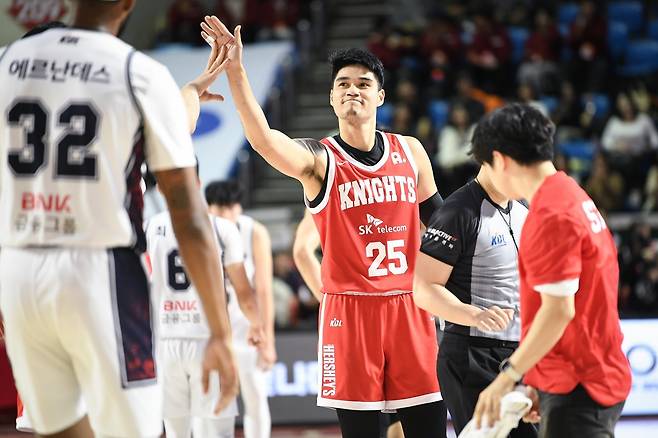 SK 알빈 톨렌티노(가운데)는 4일 잠실서 열린 KCC와 홈경기서 KBL 입성 이후 최고인 19점을 터트렸다. 사진제공|KBL