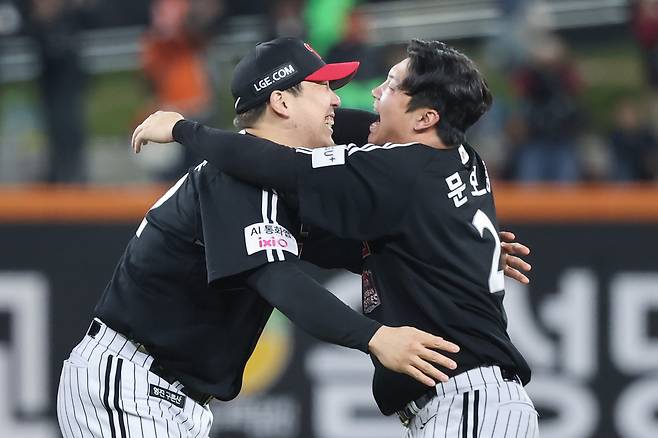 31일 대전한화생명볼파크에서 열린 2025 프로야구 KBO리그 포스트시즌 한국시리즈 5차전 LG 트윈스와 한화 이글스의 경기. 4-1로 승리하며 한국시리즈 우승을 차지한 LG 김현수와 문보경이 기쁨을 나누고 있다. 2025.10.31 연합뉴스