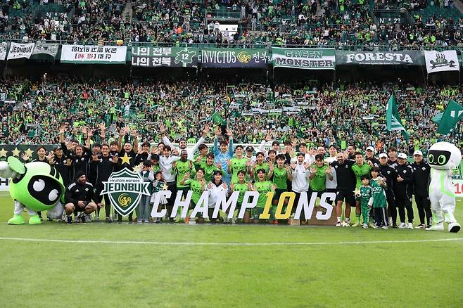 18일 전북 전주월드컵경기장에서 열린 K리그1 33라운드 경기에서 전북 현대가 수원 FC에 2-0 승리하며 통산 10번째 우승을 확정한 뒤 선수들과 코치진이 기념 촬영을 하고 있다. 프로축구연맹 제공