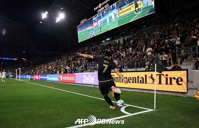 프리킥, 코너킥 등은 주발인 오른발로 차는 손흥민. /AFPBBNews=뉴스1